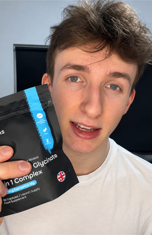 Customer holding a Varsons Magnesium Glycinate 3 in 1 Complex pouch close to the camera